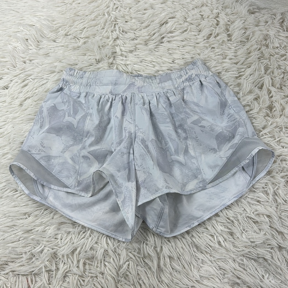Lululemon Hotty Hot Short II *Long 4" Mini Tropical Shadow Starlight Multi